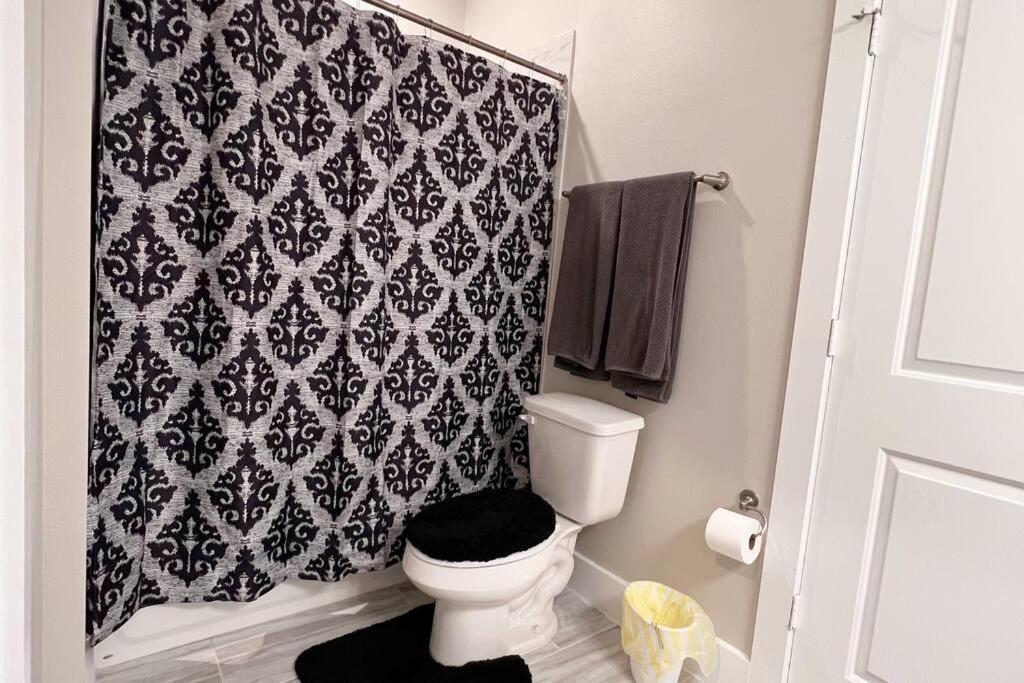 Welcome To Our Spacious 2-Bedroom 2-Bathroom Located In The City Of Houston, Texas! Exterior foto
